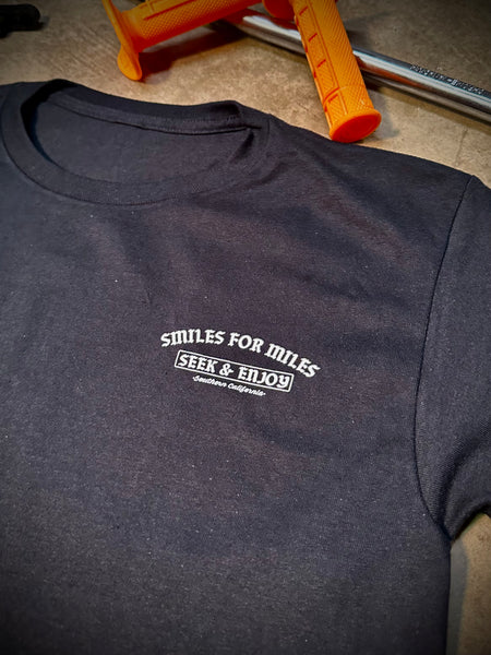 SMILES 4 MILES TEE | BLACK