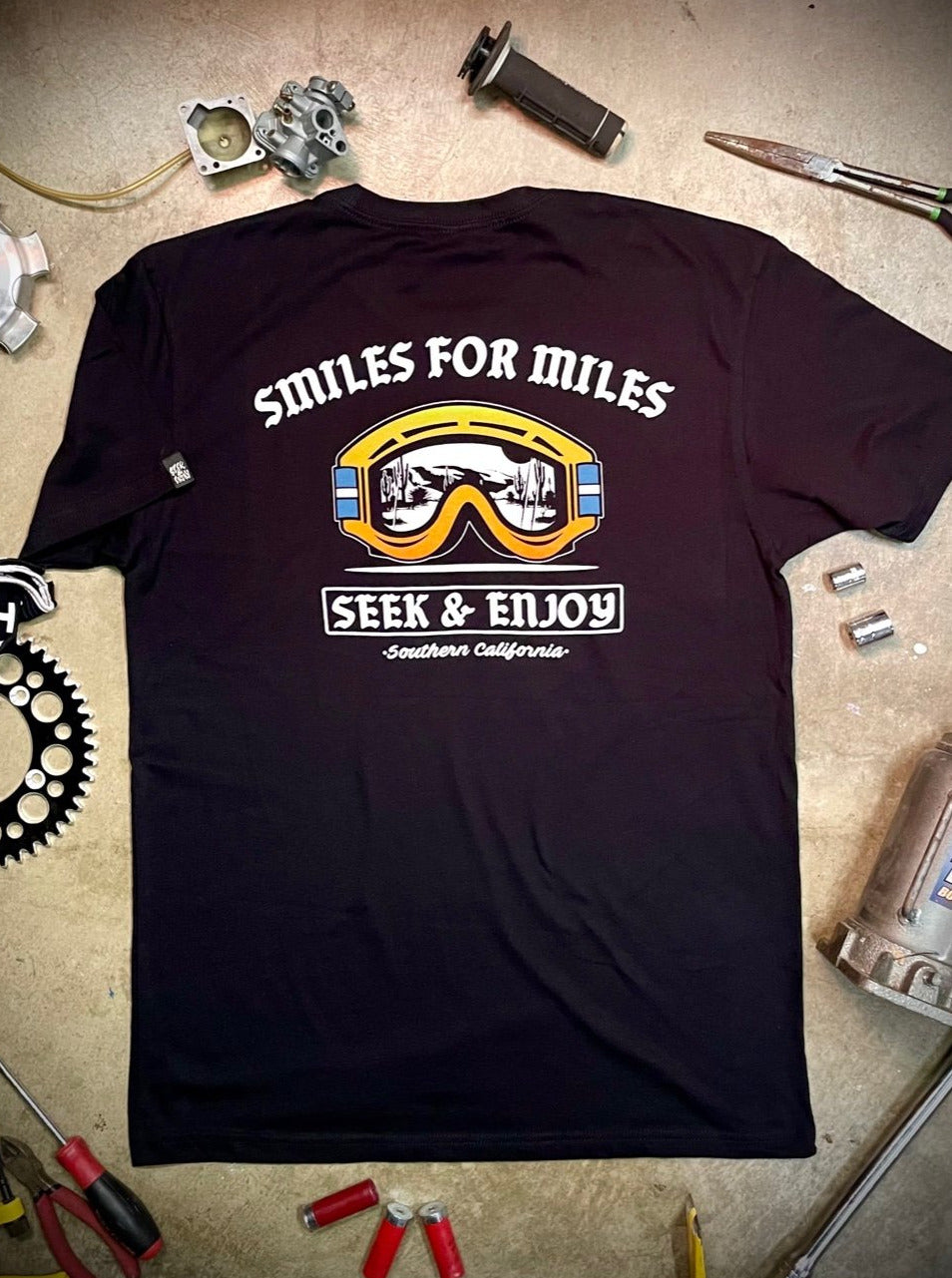 SMILES 4 MILES TEE | BLACK