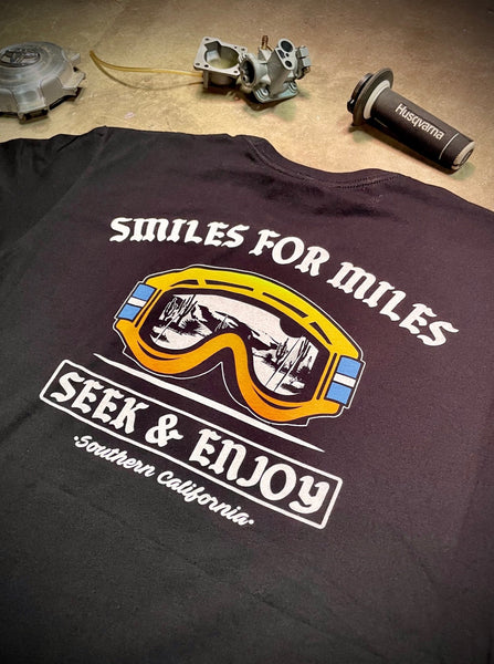 SMILES 4 MILES TEE | BLACK
